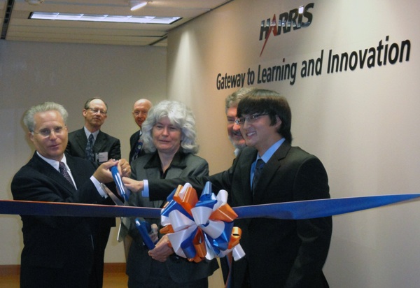 Dean Cammy R. Abernathy cutting the ribbon at the Harris Gateway to Learning and Innovation